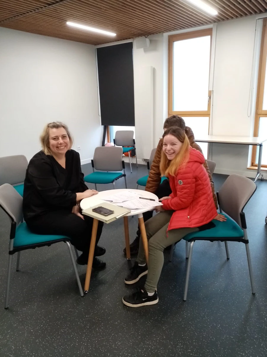 Des participantes réunies autour d’une table pour échanger.